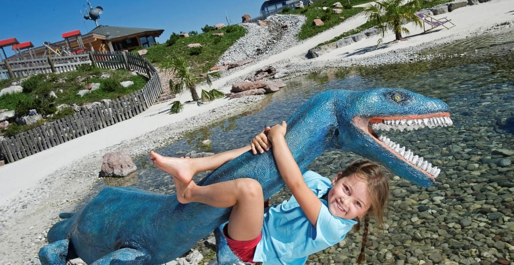 Bergbahnen-Steinplatte-mit-Triassic-Park